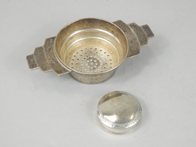 Appraisal: Two items of small silver to include a modern pill