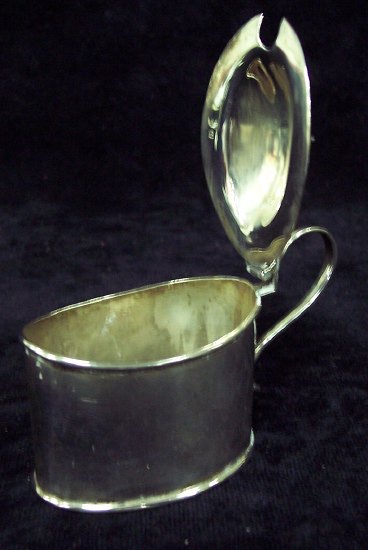 Appraisal: An oval mustard pot no liner