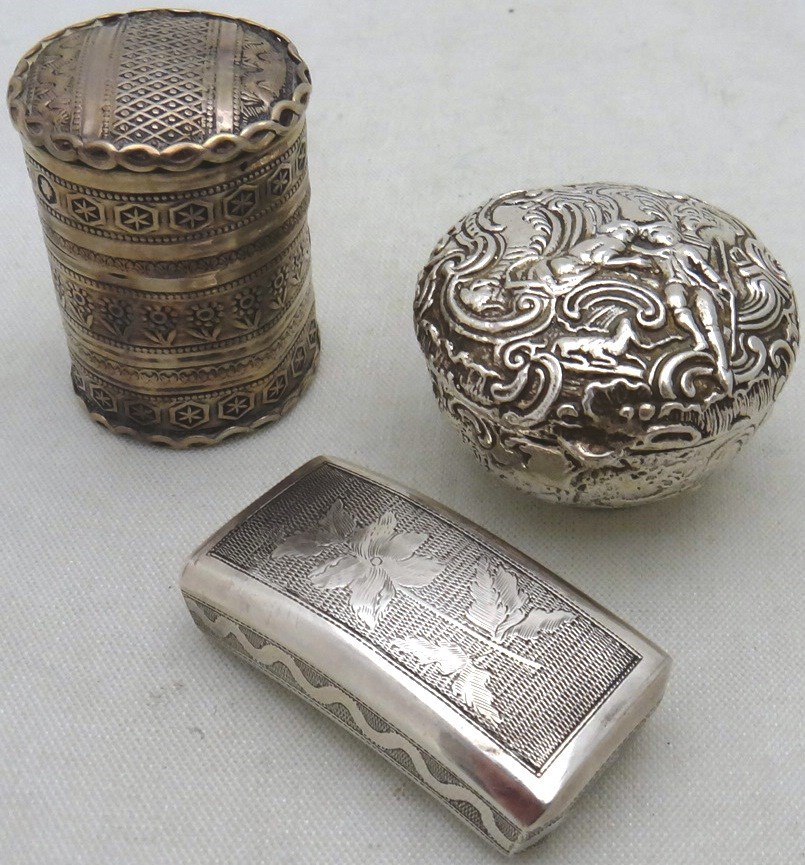 Appraisal: A silver curved rectangular hinge lidded small snuff box with