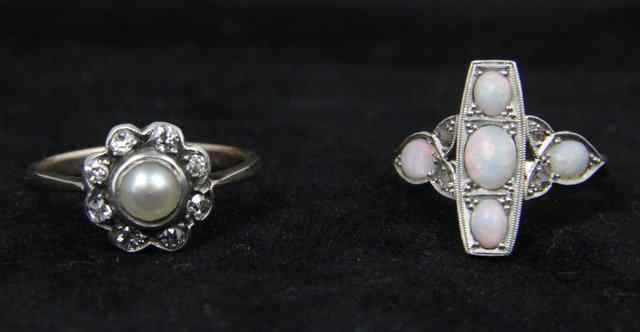 Appraisal: A split pearl and diamond cluster ring on an ct