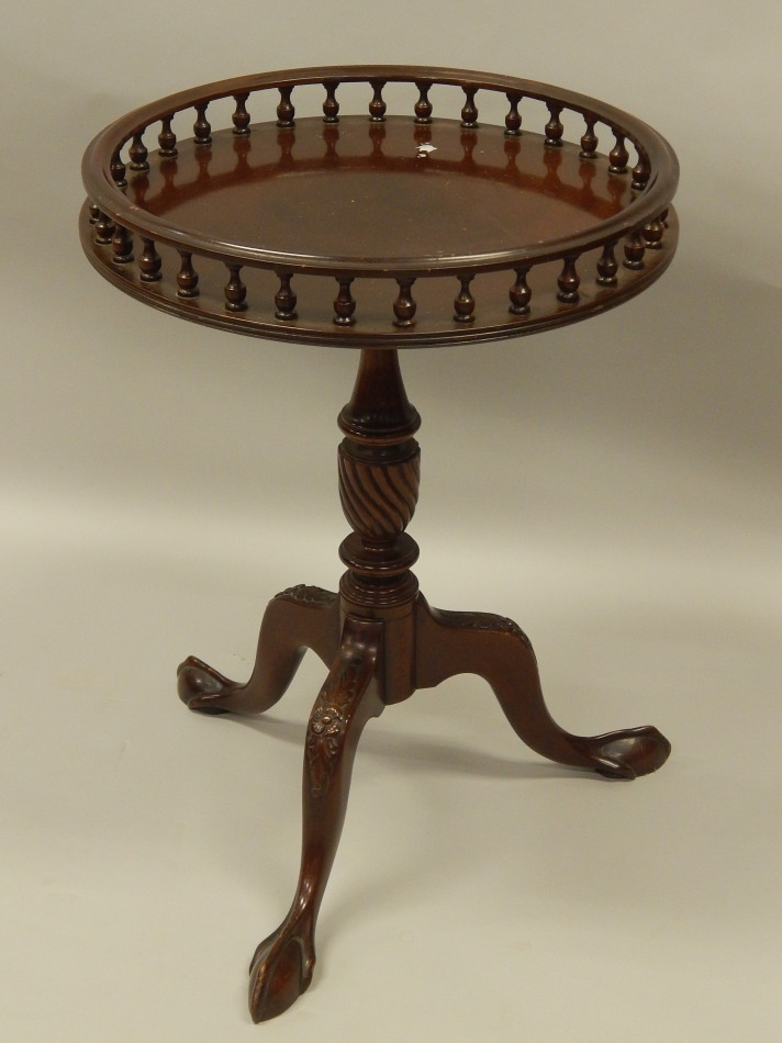 Appraisal: A reproduction mahogany occasional table on turned column and tripod