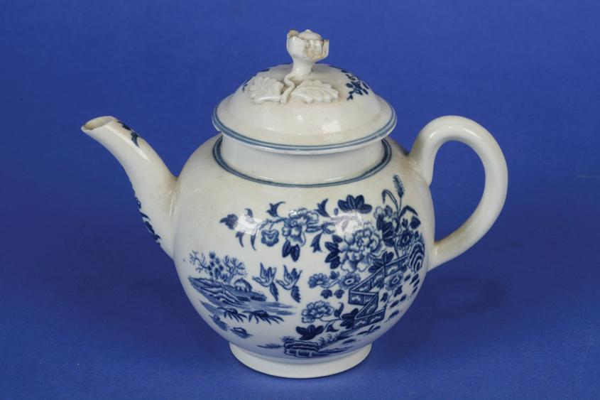 Appraisal: A FIRST PERIOD WORCESTER BLUE AND WHITE TEAPOT AND COVER