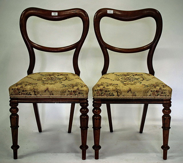 Appraisal: A PAIR OF VICTORIAN ROSEWOOD BALLOON BACK DINING CHAIRS with