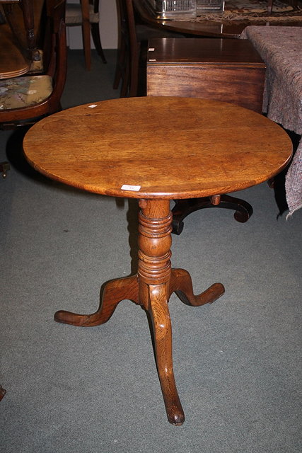 Appraisal: A TH CENTURY OAK CIRCULAR OCCASIONAL TABLE on tripod support