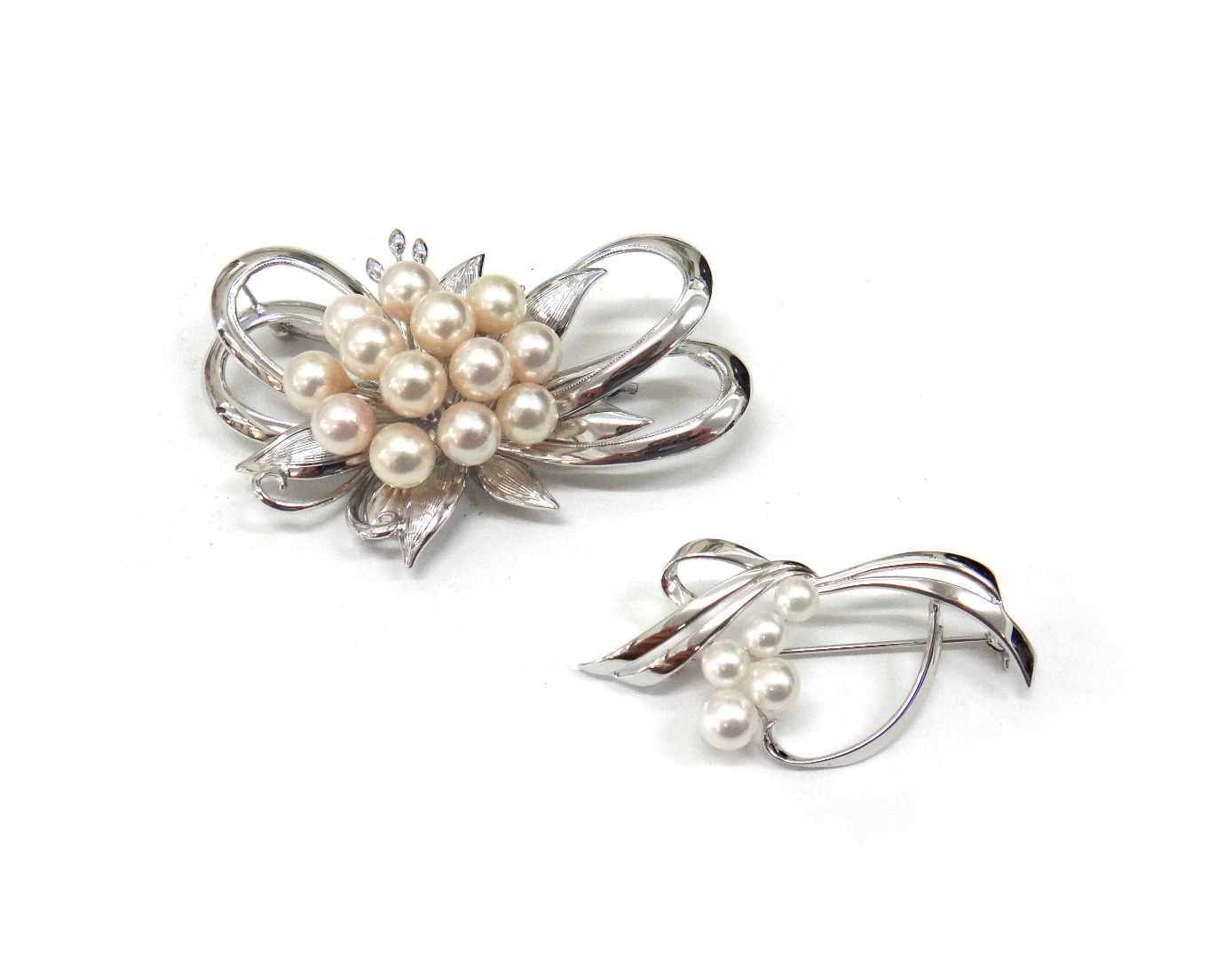 Appraisal: A silver and cultured pearl brooch in a single flowerhead