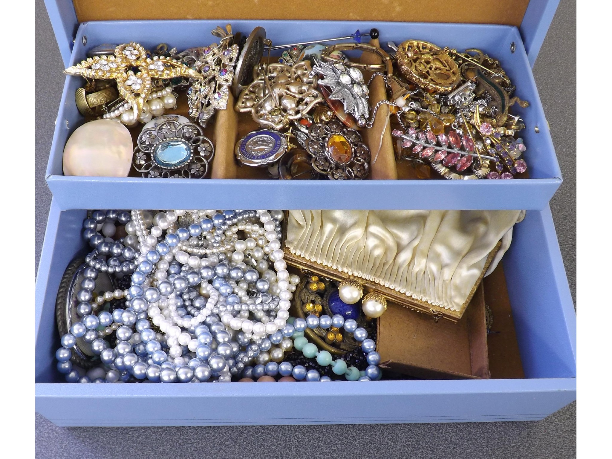 Appraisal: Jewellery box containing assortment of costume jewellery including brooches faux