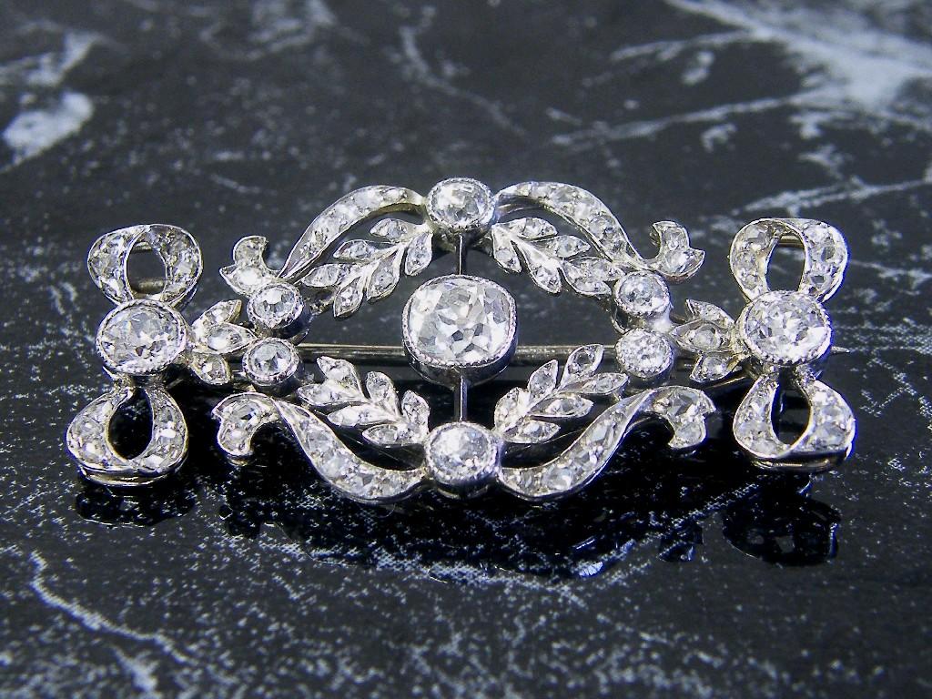 Appraisal: Attractive Edwardian diamond bow brooch in a white metal setting