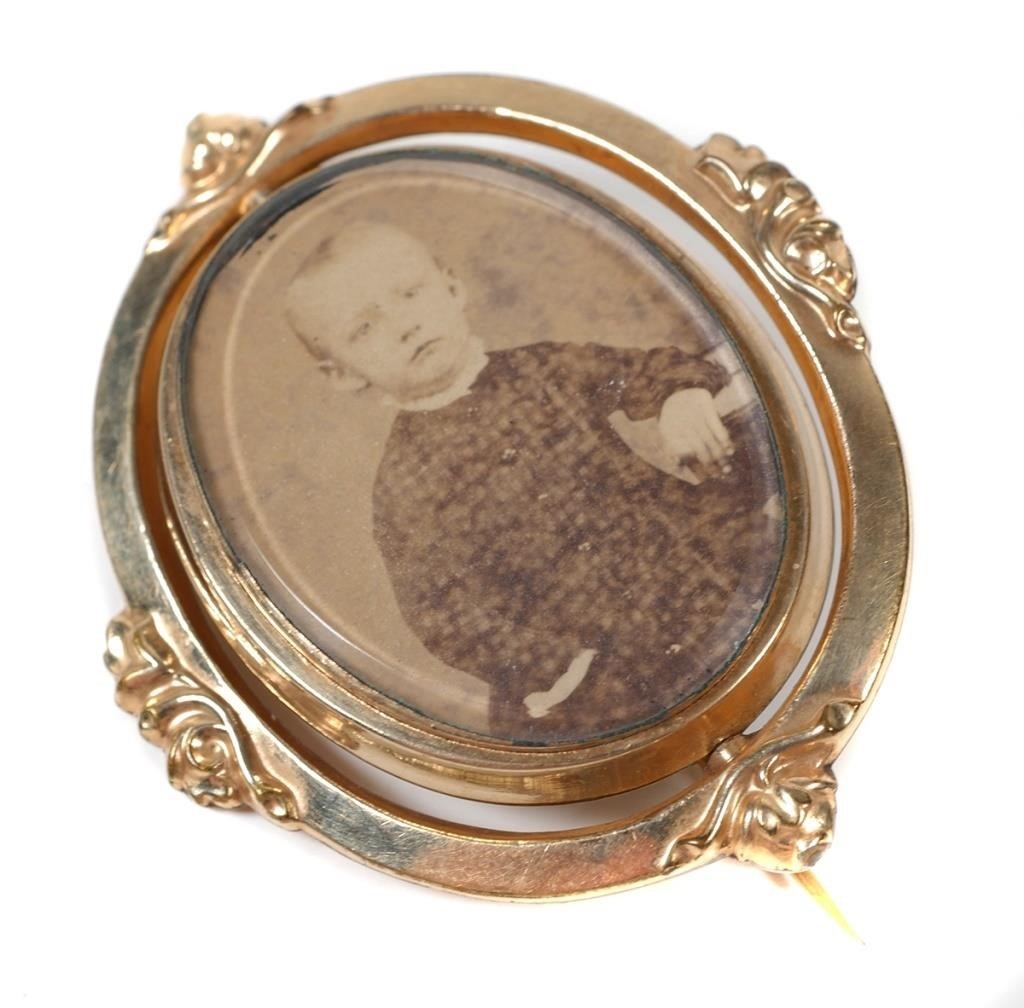 Appraisal: Victorian gold plate sided memorial brooch that swivels Photo of