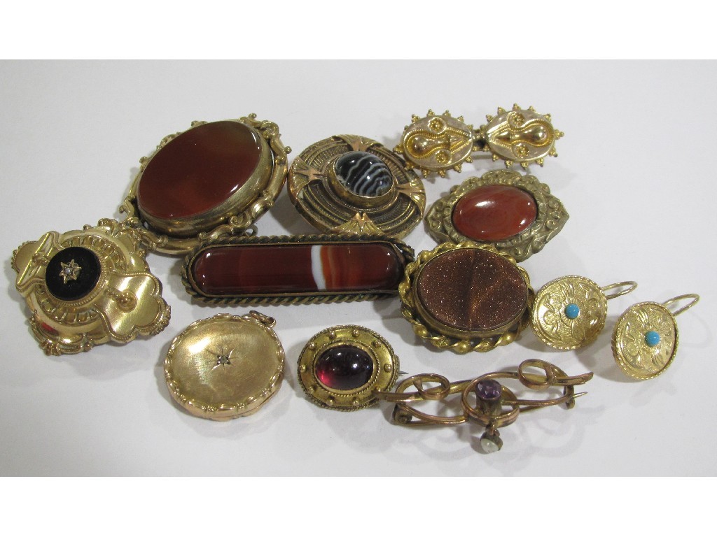 Appraisal: Lot comprising eight Victorian pinchbeck brooches set with various agate