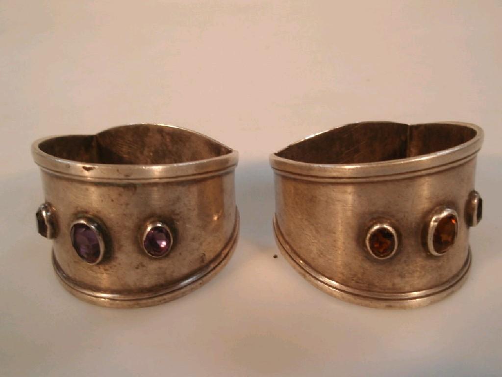 Appraisal: A pair of Edward VII silver napkin rings by Gilmour