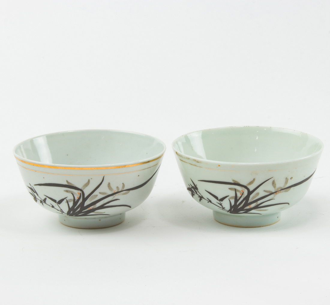 Appraisal: PAIR OF CHINESE GRISAILLE-DECORATED BOWLS Pair of Chinese grisaille-decorated bowls