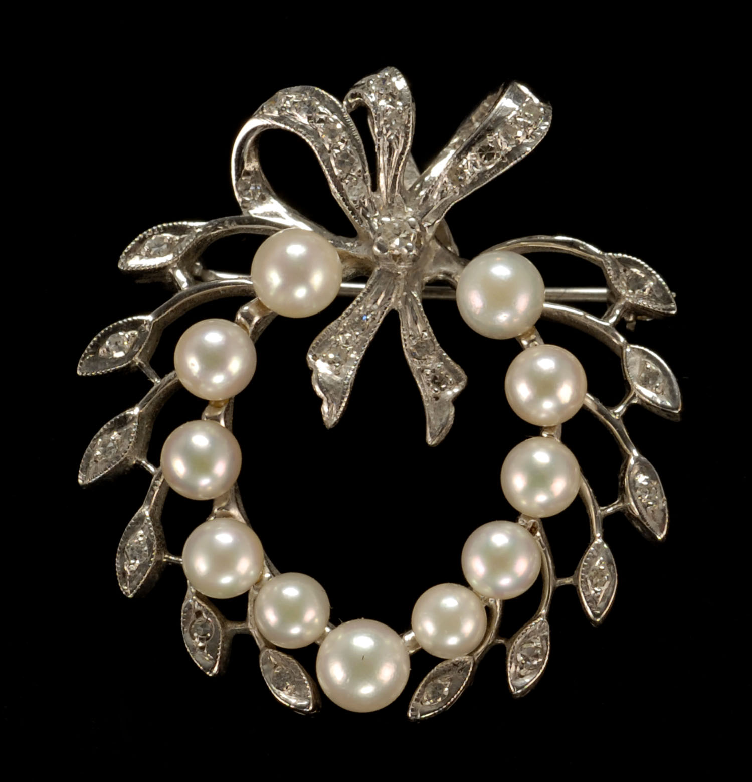 Appraisal: KT WHITE GOLD DIAMOND AND PEARL BROOCH In wreath form