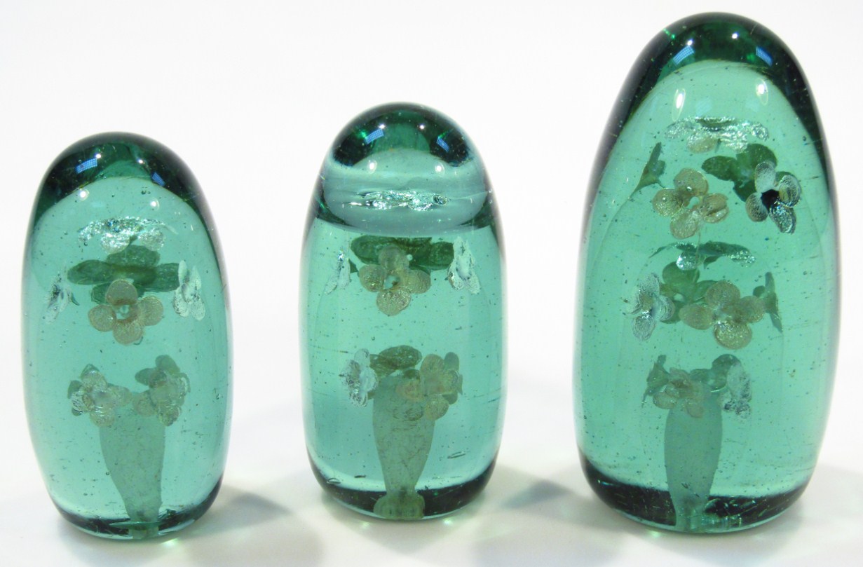 Appraisal: A graduated set of three green glass Stourbridge style dumps