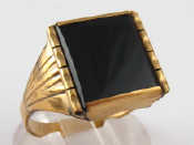 Appraisal: A yellow metal tests carat gold onyx signet ring onyx