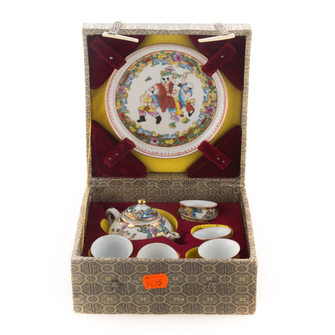 Appraisal: Chinese child's porcelain tea set in fitted case