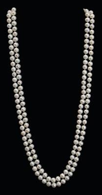 Appraisal: Pearl necklace single knotted strand set with cultured pearls to