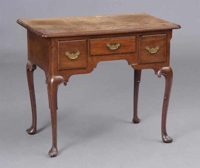 Appraisal: GEORGE II WALNUT DRESSING TABLE The molded top with notched