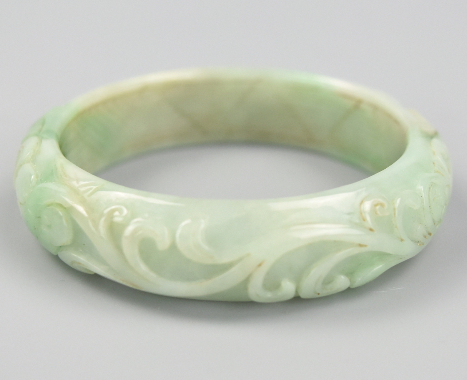 Appraisal: CHINESE GREEN JADEITE BRACELET A Chinese green jadeite bracelet in