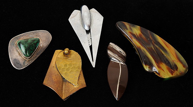 Appraisal: Five Art Deco inspired brooches one bronze coloured with leaf