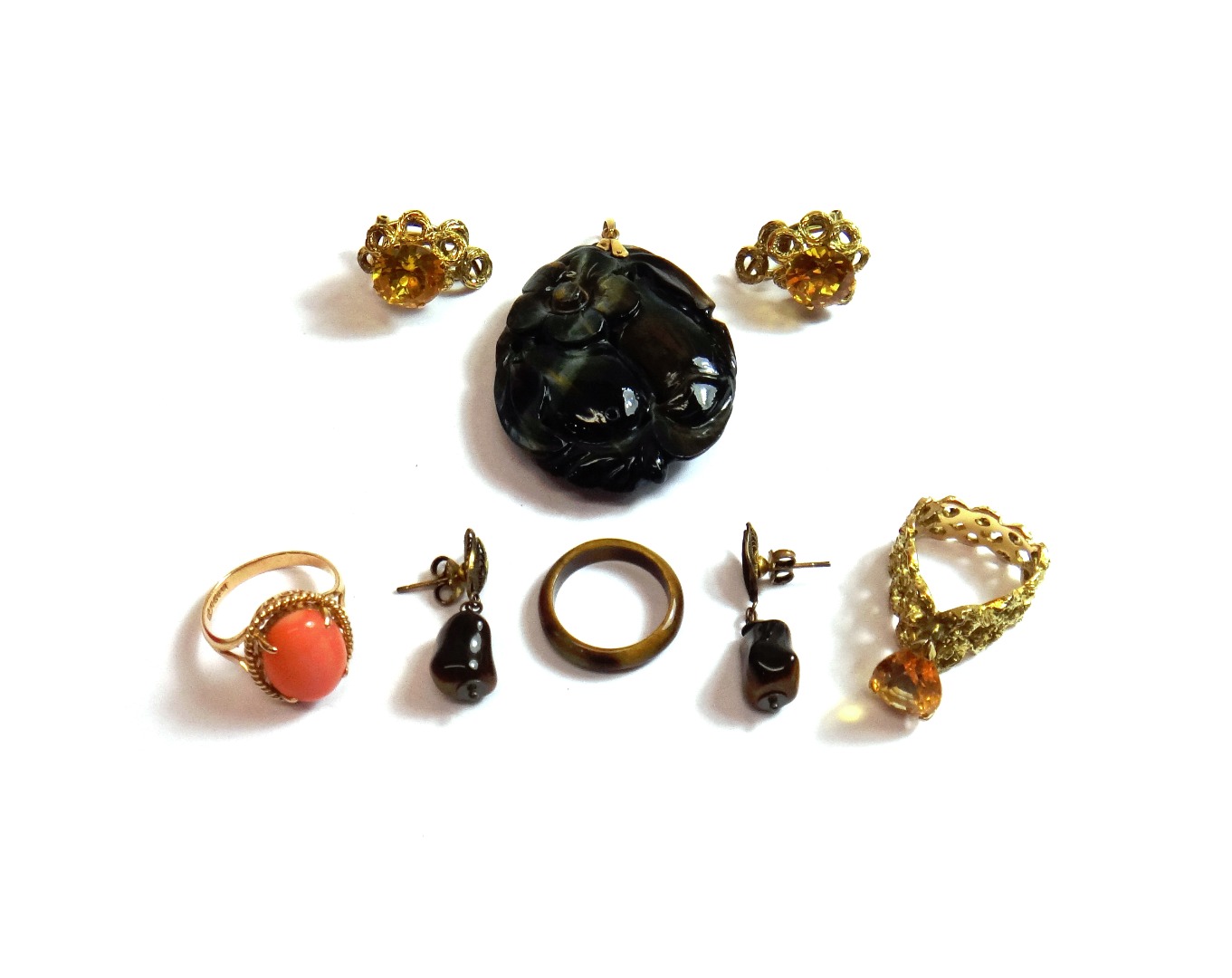 Appraisal: A gold ring mounted with an oval coral within a