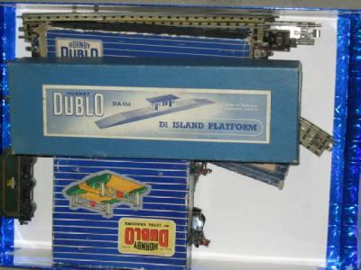 Appraisal: A Hornby Dublo D island platform boxed with extension F