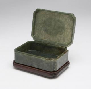 Appraisal: A spinach jade and sterling silver box Yamanaka First quarter