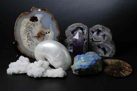 Appraisal: THIRTY-ONE ROCK AND GEM SPECIMENS Including three fossils amethyst crystal