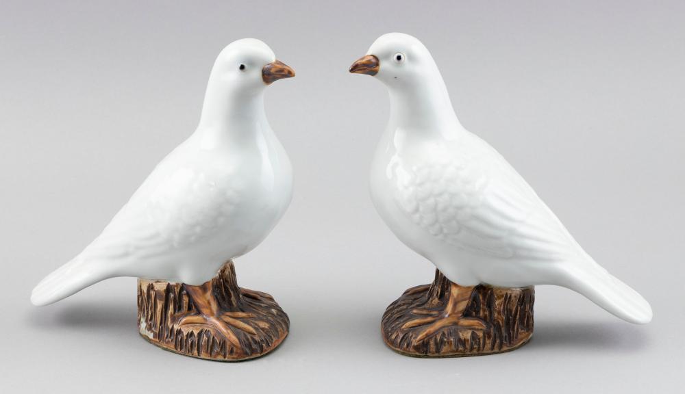 Appraisal: PAIR OF CHINESE EXPORT PORCELAIN DOVES LATE TH EARLY TH