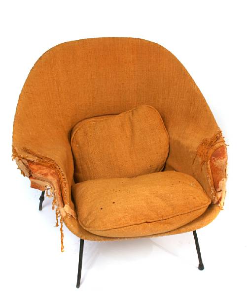 Appraisal: An Eero Saarinen Womb chair designed for Knoll upholstery needs