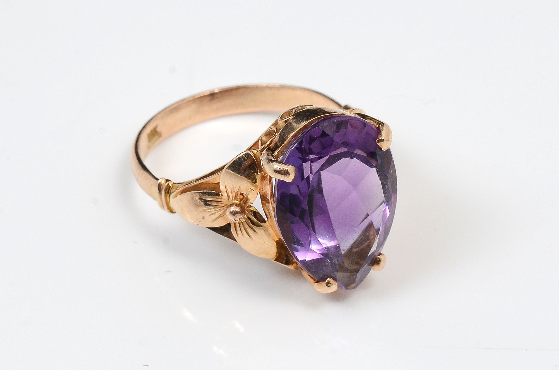 Appraisal: K AMETHYST RING K yellow gold ring contains pear mixed