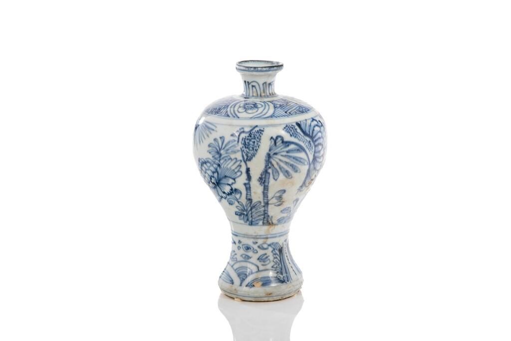 Appraisal: SMALL CHINESE BLUE WHITE PORCELAIN MEIPING VASEChinese late Ming dynasty