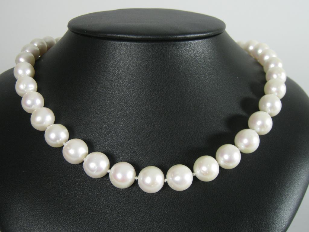 Appraisal: A single row of Pearls with silver magnetic clasp in