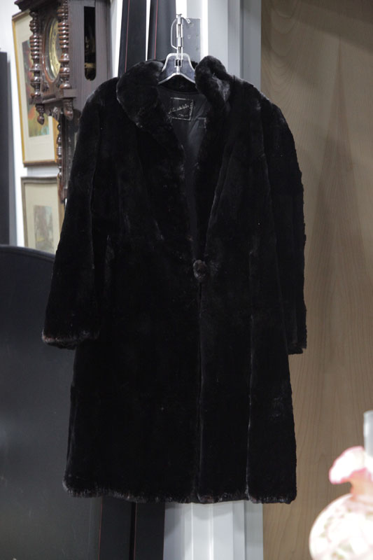 Appraisal: VINTAGE BEAVER PELT COAT Two-toned in dark mahogany with black