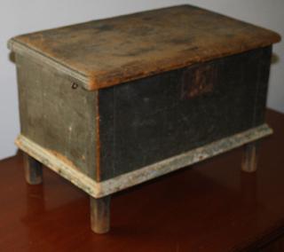 Appraisal: Early pine child's blanket box on legs in original blue