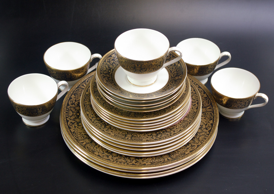 Appraisal: MINTON GRANDEE CHINA SET twenty-four pieces comprised of dinner plates