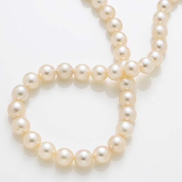 Appraisal: A hank of cultured pearls cultured pearls measuring approximately to