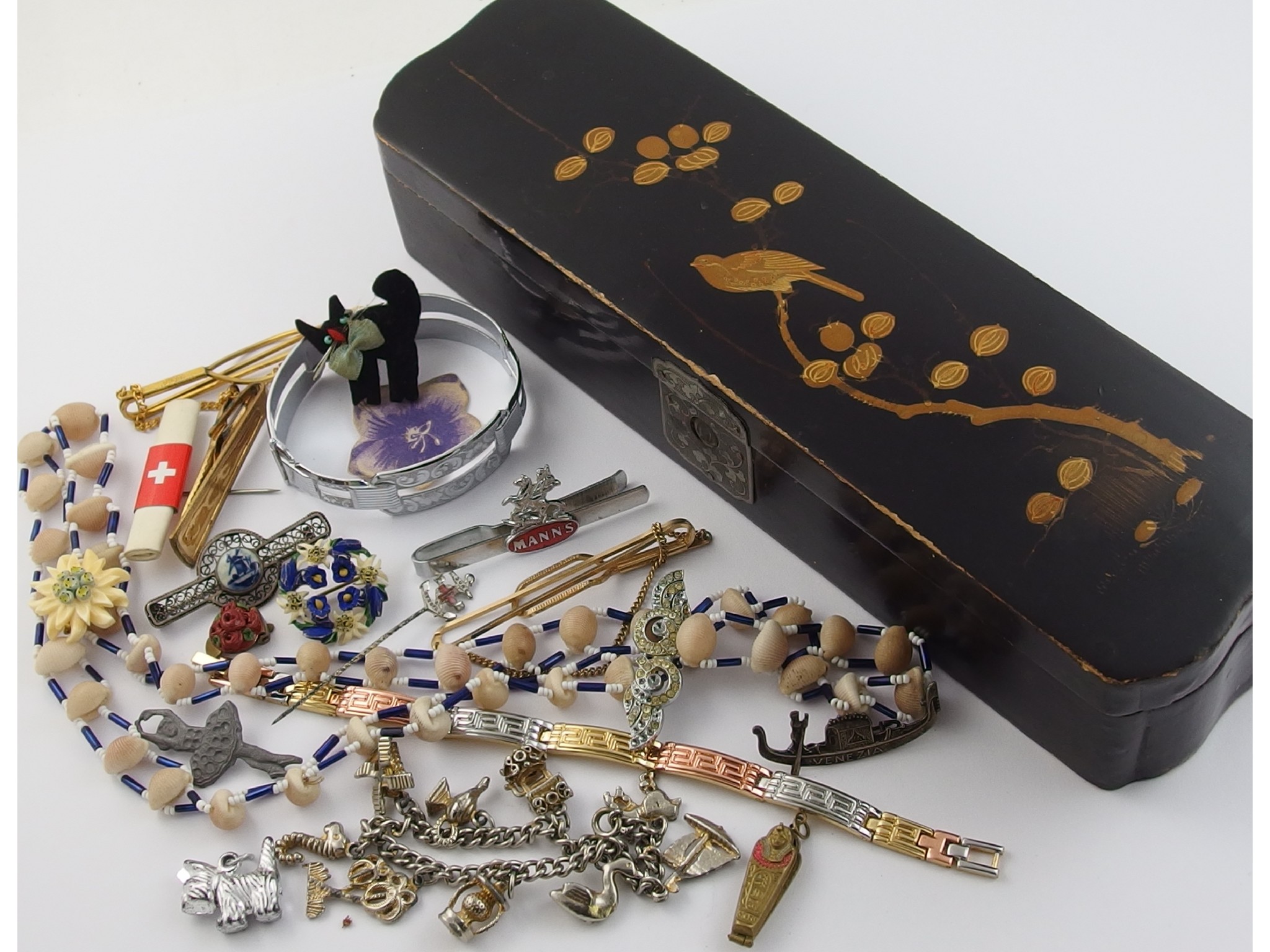 Appraisal: A Japanese lacquer box with a collection of costume jewellery