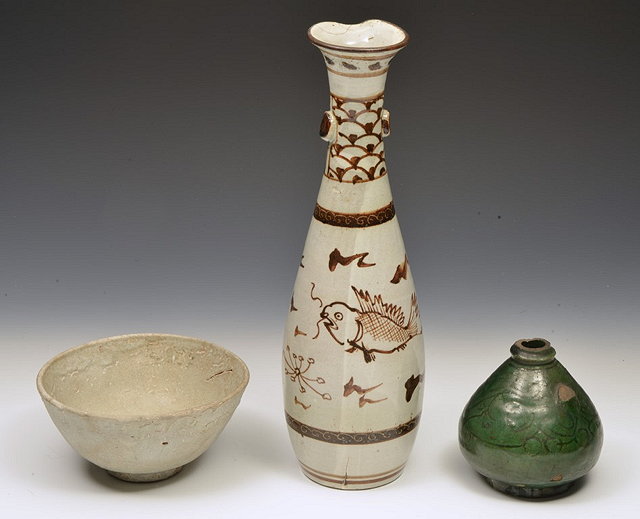 Appraisal: A CIZHOU TALL BOTTLE VASE decorated with fish designs a