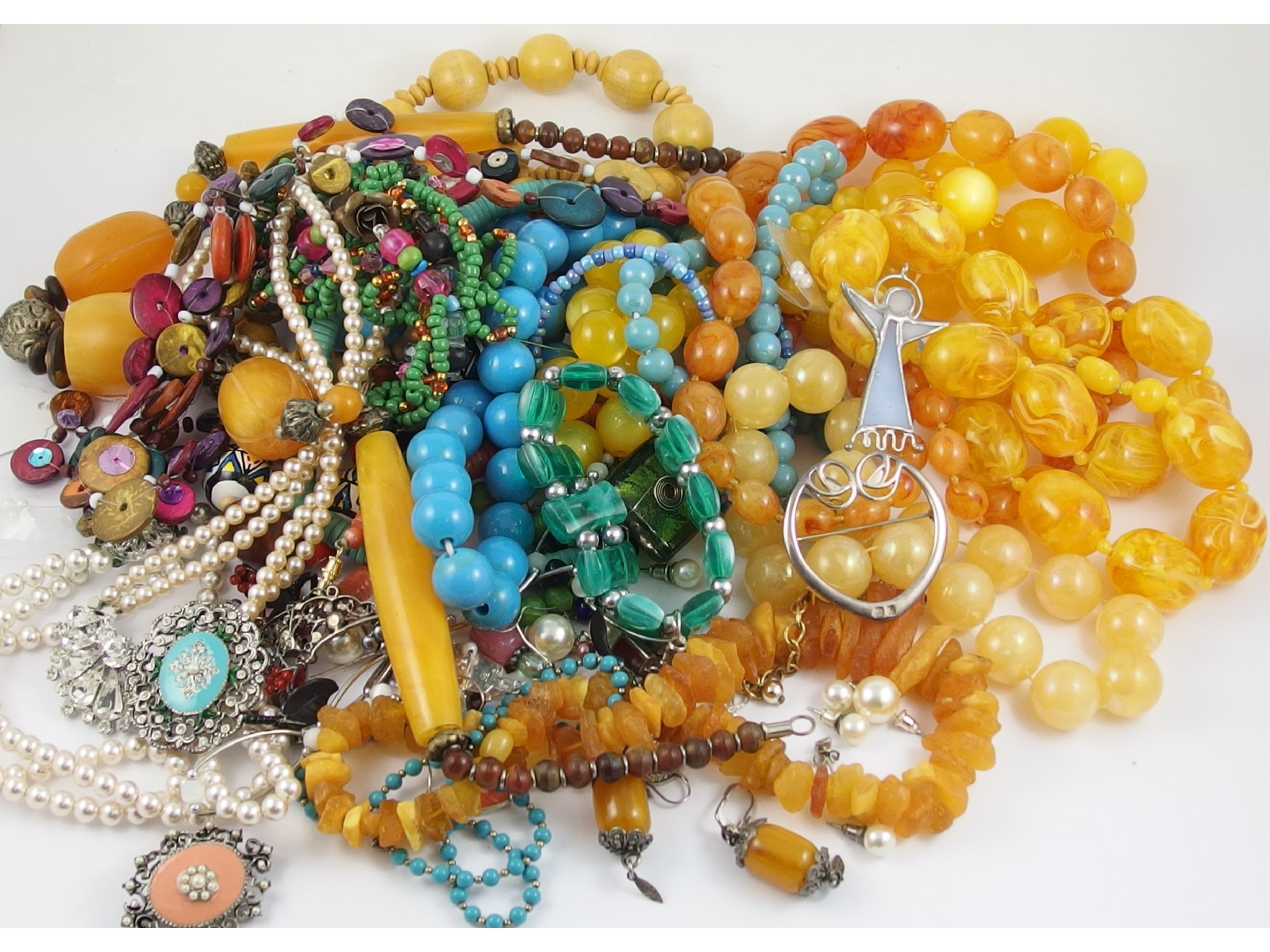 Appraisal: A collection of vintage costume jewellery to include amber coloured