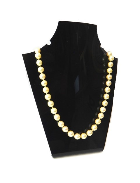 Appraisal: A single row necklace of uniform cultured pearls on a