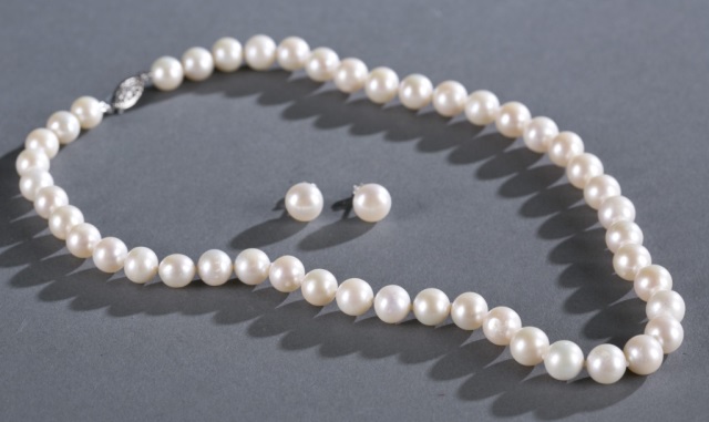 Appraisal: Freshwater Cultured Pearl Set mm with Sterling clasp and stud