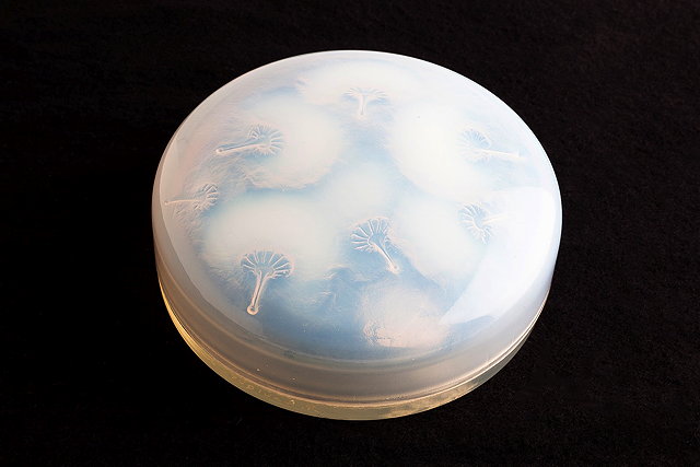 Appraisal: Rene Lalique French - 'Houppes' powder box and coveropalescent glassMarcilhac