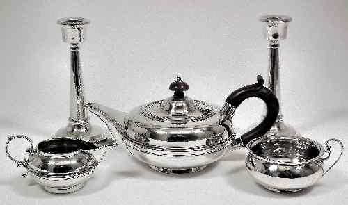 Appraisal: A George V bachelor's three piece tea service with squat