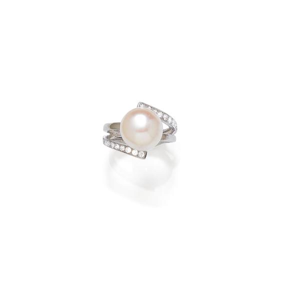 Appraisal: PEARL AND DIAMOND RING White gold Fancy crossover ring the