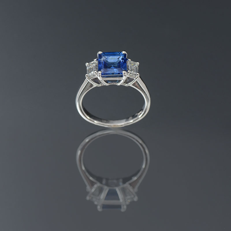 Appraisal: PLATINUM RING WITH CT CEYLON SAPPHIRE DIAMONDS Eye catching and