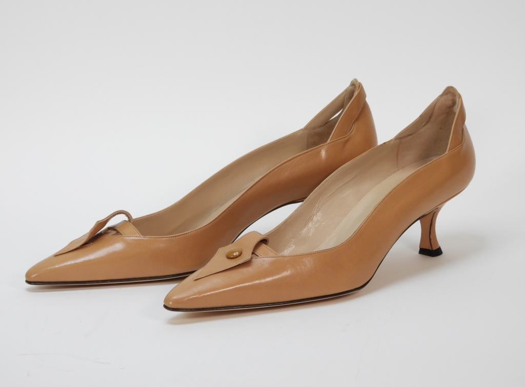 Appraisal: MANOLO BLAHNIK TAN LEATHER HEELS SIZE Pointed toe camel colored