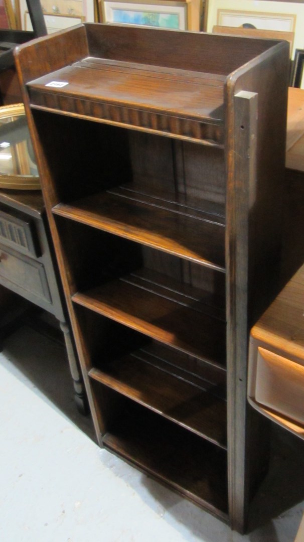 Appraisal: An oak floor standing five tier bookcase