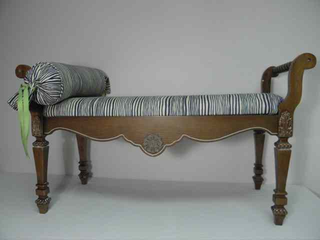 Appraisal: French Provincial-style bedroom bench Carved wood design with barley twist