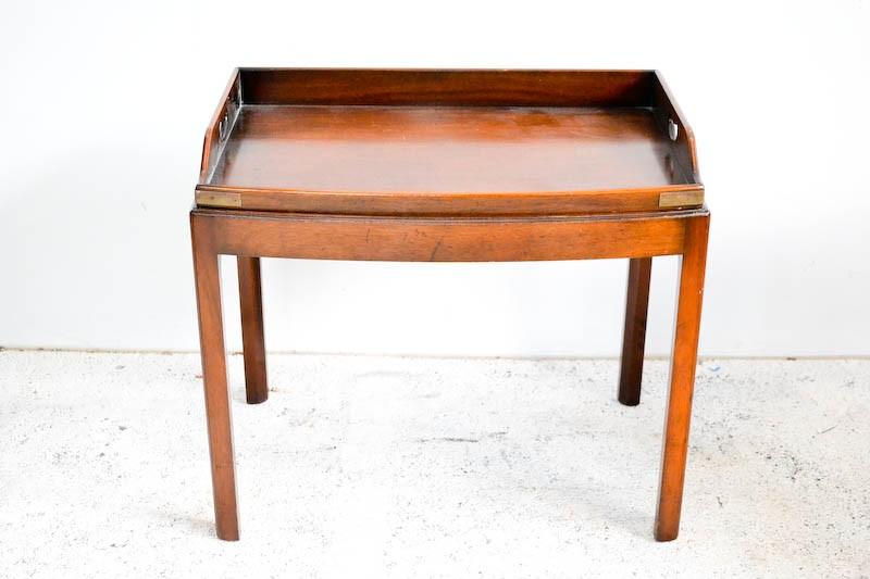 Appraisal: A GEORGIAN STYLE MAHOGANY BUTLERS TRAY TABLE A GEORGIAN STYLE