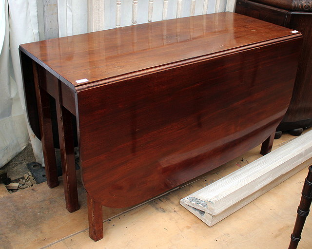 Appraisal: A TH CENTURY MAHOGANY DROP FLAP DINING TABLE with six